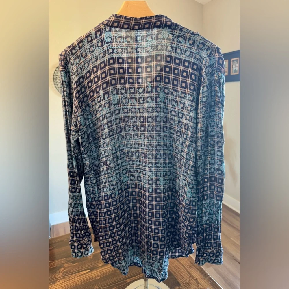 Free People Women’s Navy & Green‎ Patterned Button Up Top Size M